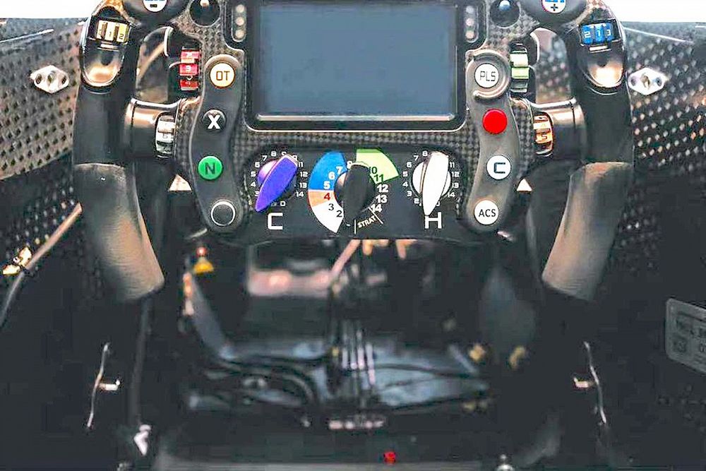 Volante del McLaren MCL36