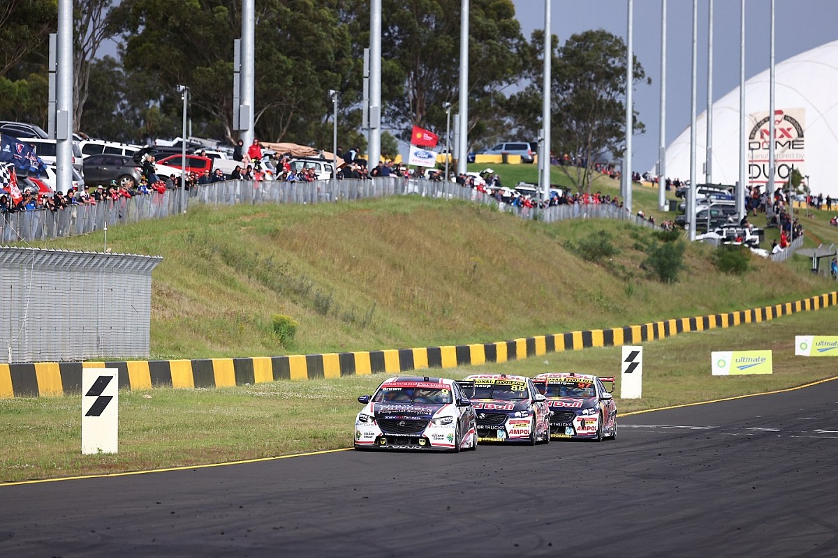 Whincup explica la orden de equipo Snub