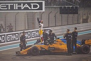 Alonso punito tre volte per i tagli, Whiting: "Non sarebbe stato bello dargli bandiera nera all'ultima gara"