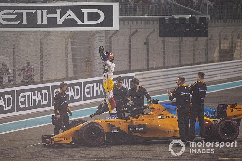 Alonso punito tre volte per i tagli, Whiting: "Non sarebbe stato bello dargli bandiera nera all'ultima gara"