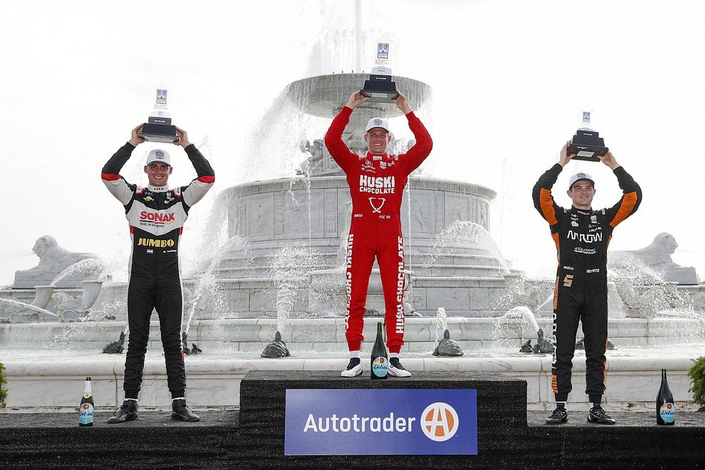 Podio: segundo lugar Rinus VeeKay, Ed Carpenter Racing Chevrolet, ganador Marcus Ericsson, Chip Ganassi Racing Honda, tercer lugar Patricio O’Ward, Arrow McLaren SP Chevrolet 