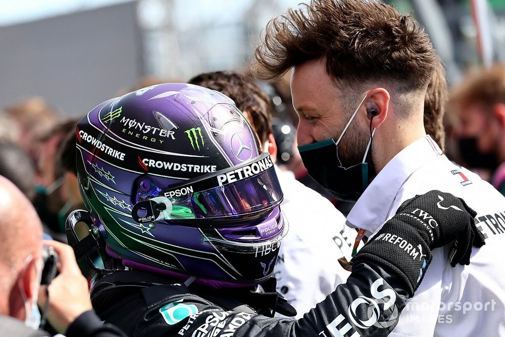 Hamilton, Red Bull'un motor departmanı için Mercedes'ten mühendis almasına şaşırmıyor
