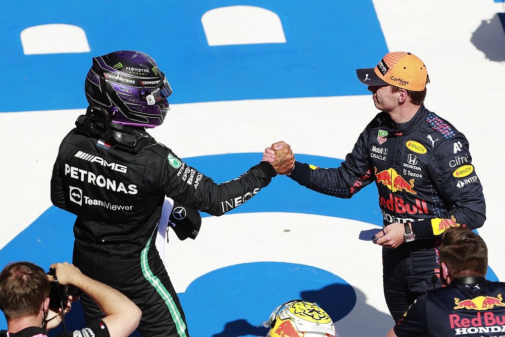 Lewis Hamilton, Mercedes, feliciteert polesitter Max Verstappen, Red Bull Racing