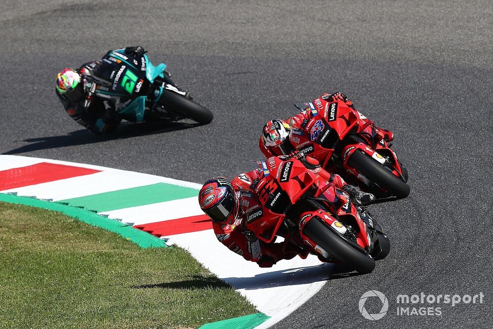Bagnaia lidera un tercer libre de récord en Italia