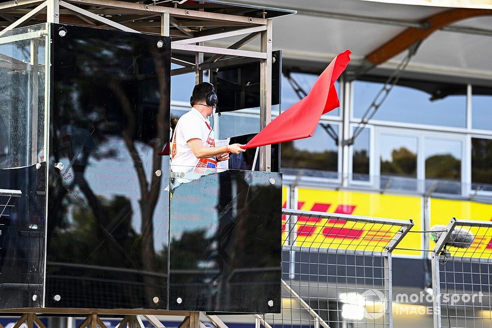 Le drapeau rouge est agité