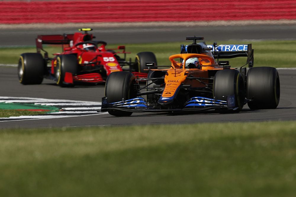 Daniel Ricciardo, McLaren MCL35M, Carlos Sainz Jr., Ferrari SF21