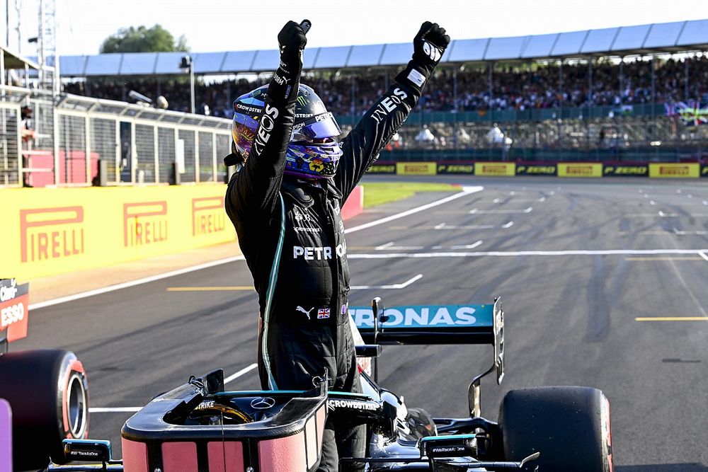 Hamilton verovert eerste startplek voor sprintrace op Silverstone
