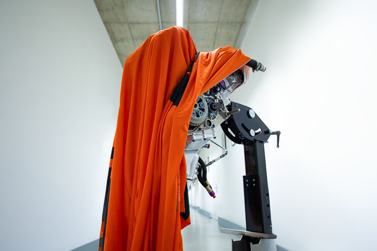 Espargaró deelt eerste beelden van 850cc-motor KTM voor MotoGP 2027