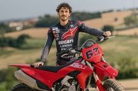Vídeo: Ducati personaliza su Desmo450 MX para Bagnaia y prepara la de Márquez