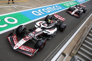 esteban-ocon-haas-f1-team-oliv.jpg