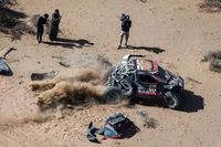 La FIA revisará el coche de Loeb por su vuelco en el Dakar y decidirán su abandono