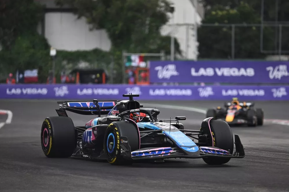 Esteban Ocon, Alpine A524, Sergio P&eacute;rez, Red Bull Racing RB20