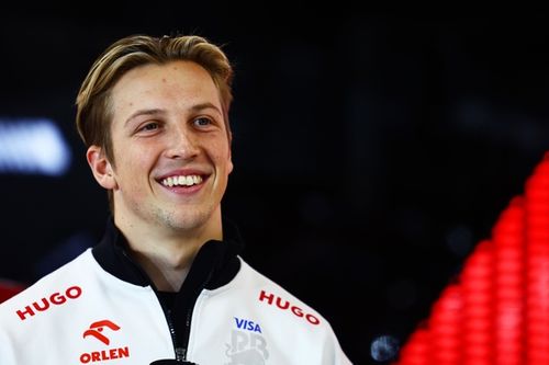 Red Bull confirma a Lawson en el lugar de Checo P&eacute;rez para la F12025