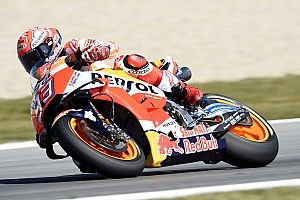 Hihetetlen tűzijáték Assenben: Marquezé a pole Crutchlow és Rossi előtt