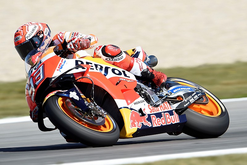 Hihetetlen tűzijáték Assenben: Marquezé a pole Crutchlow és Rossi előtt