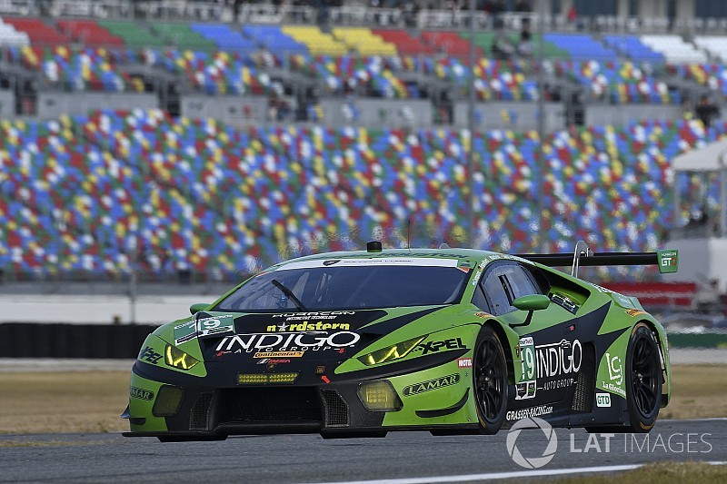 Daytona 24 órás: képekben a péntek, ma pedig rajt