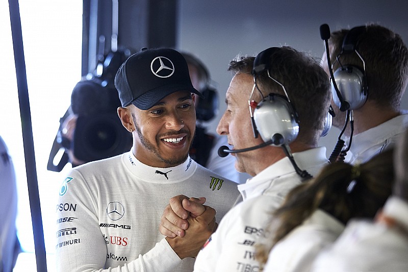 Hamilton: „A gyengeség jele lenne, ha kételkednék a bajnoki címben”