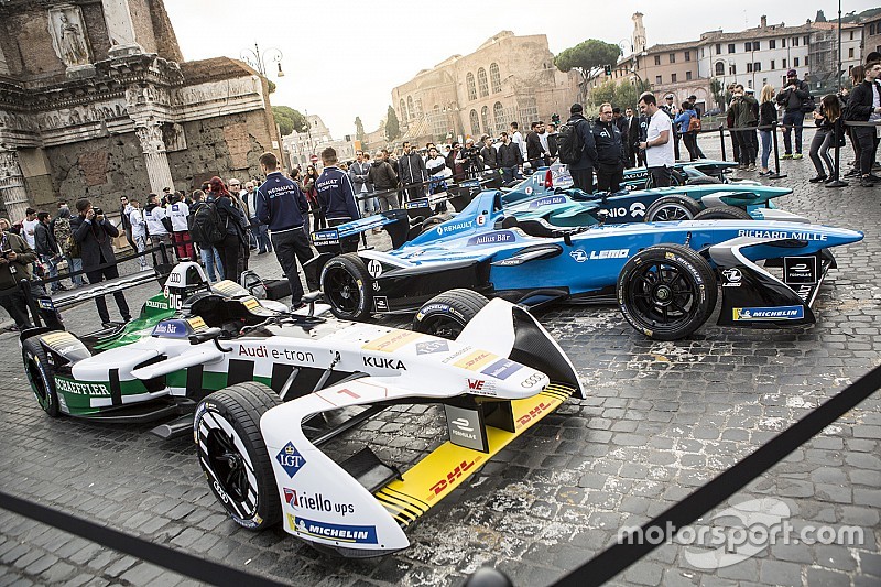 Fotogallery: le Formula E "sfilano" a Roma per presentare l'ePrix