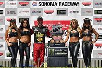 Martin Truex Jr trionfa sul tracciato di Sonoma dopo aver beffato Kevin Harvick