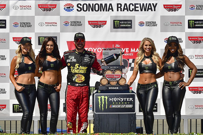 Martin Truex Jr trionfa sul tracciato di Sonoma dopo aver beffato Kevin Harvick