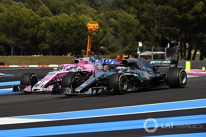 Valtteri Bottas, Mercedes-AMG F1 W09 et Sergio Perez, Force India VJM11 en lutte