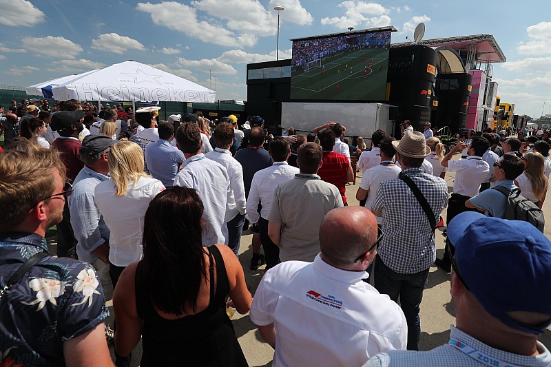 Automovilismo francés festeja titulo mundial de futbol