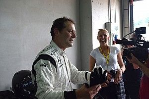 A Mercedes technikai szakembere átadja a stafétát