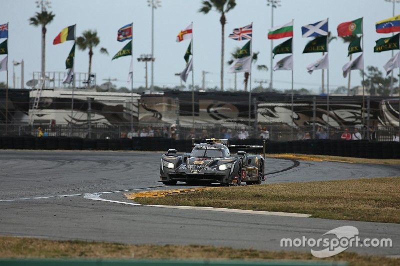 Emocionante lucha en Daytona en el último tercio de carrera