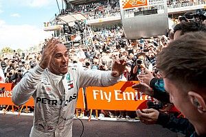 Hamilton tomboló öröme Barcelonából