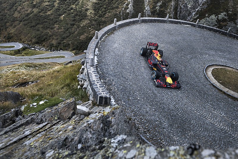 Quand Buemi pilote une F1 dans un col des Alpes !