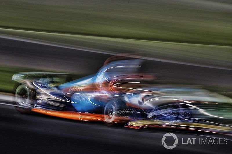 «Едем как по льду». Гонщиков обеспокоили новые машины перед Indy 500