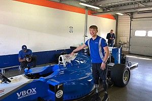 Monger beleeft droom met rit in Formule 1-wagen