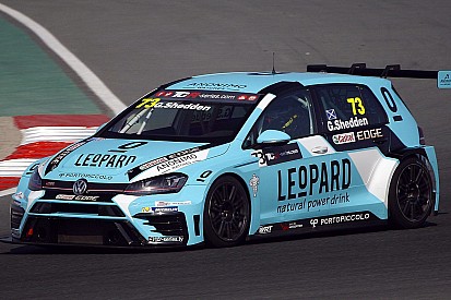 Gordon Shedden conquista la pole a Dubai nella tripletta Volkswagen
