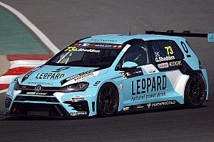 Gordon Shedden conquista la pole a Dubai nella tripletta Volkswagen