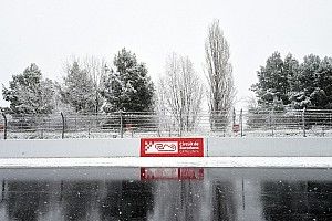 GALERI: Salju menyelimuti tes F1 Barcelona