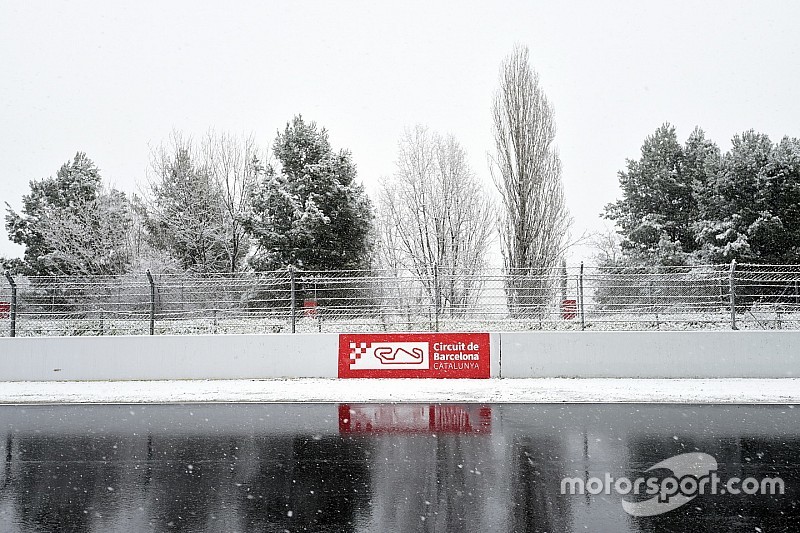 GALERI: Salju menyelimuti tes F1 Barcelona