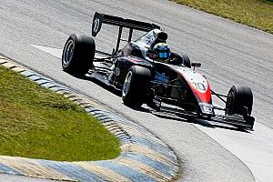 Полет с переворотом: гонка поддержки IndyCar началась с большой аварии