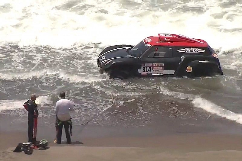 Piloto quase é ‘engolido’ pelo oceano no Dakar