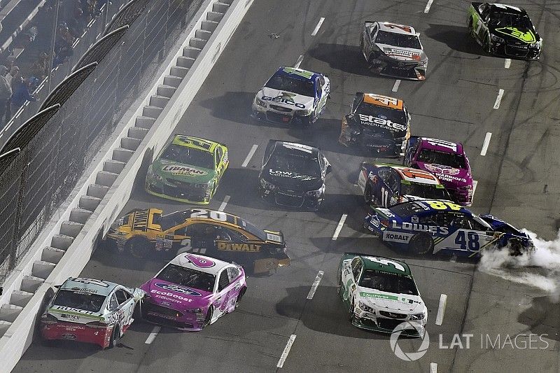 Kevin Harvick, Stewart-Haas Racing Ford and Trevor Bayne, Roush Fenway Racing Ford wreck