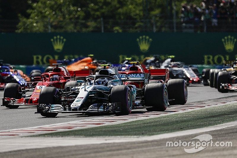 Valtteri Bottas, Mercedes AMG F1 W09, Kimi Raikkonen, Ferrari SF71H, Sebastian Vettel, Ferrari SF71H, en la salida