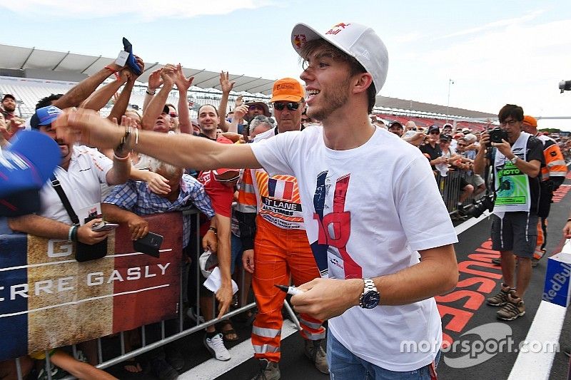 Pierre Gasly, Scuderia Toro Rosso signs autographs for the fans