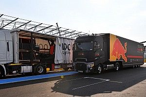 Képek a Francia Nagydíj helyszínéről: kipakolás