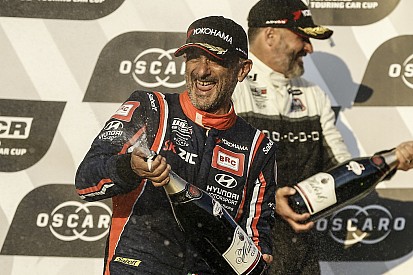 Tarquini e una vittoria... miracolosa: "Una perdita d'acqua fermata grazie ai meccanici BRC"