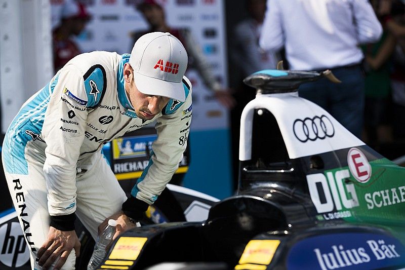 Sébastien Buemi, Renault e.Dams, checks out the car of Lucas di Grassi, Audi Sport ABT Schaeffler