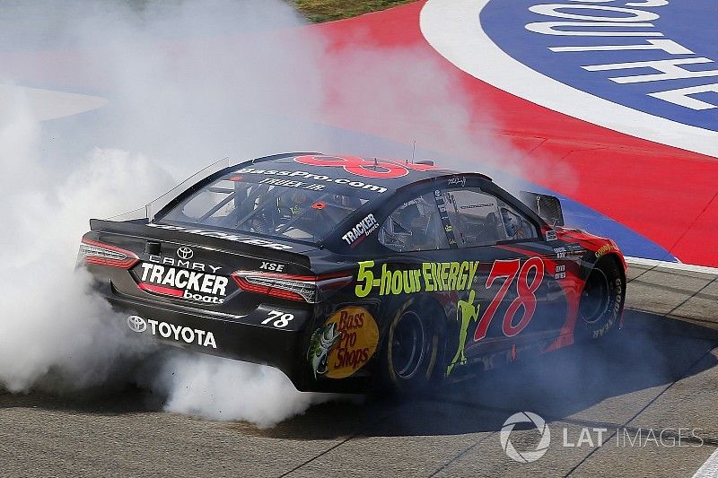 Труэкс выиграл гонку NASCAR в Фонтане