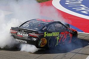 Труэкс выиграл гонку NASCAR в Фонтане