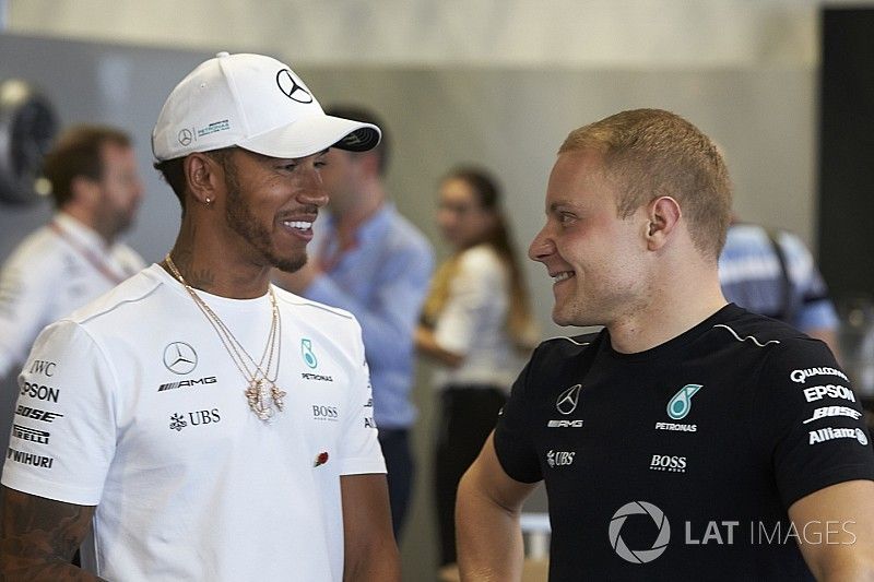 Lewis Hamilton, Mercedes AMG F1 con Valtteri Bottas, Mercedes AMG F1
