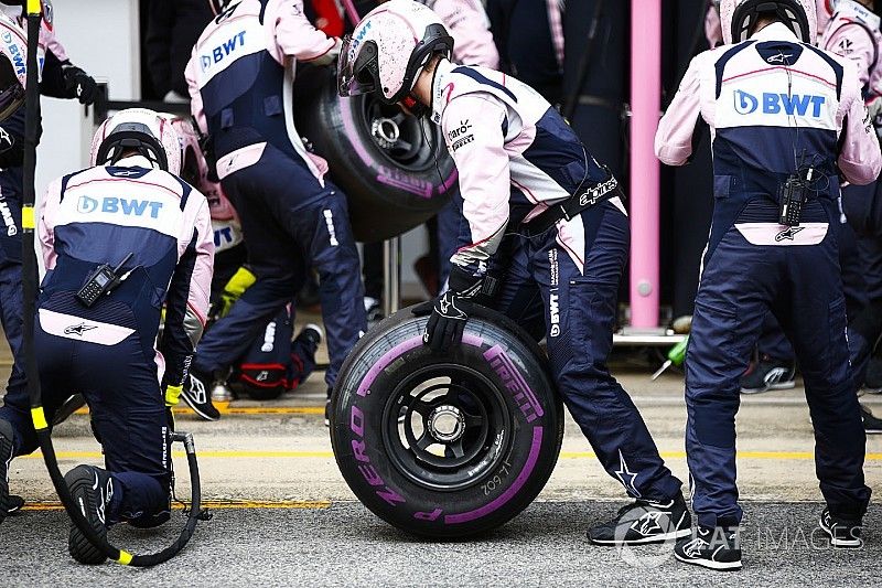 Mecánicos de Force India se preparan para una parada en boxes