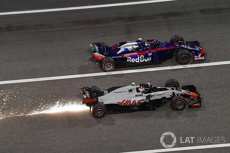 Kevin Magnussen, Haas F1 Team VF-18 sparks and Pierre Gasly, Scuderia Toro Rosso STR13