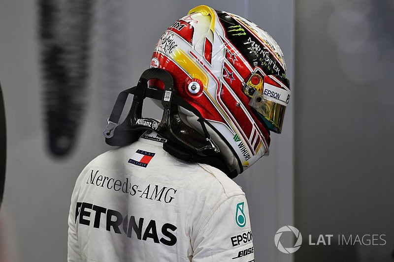 Хэмилтон не смог объяснить отставание Mercedes от Ferrari